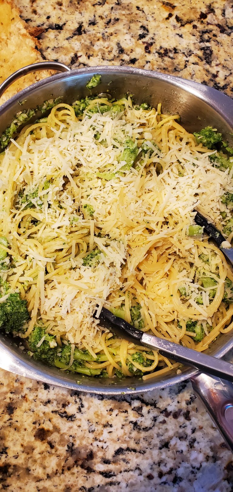 Vegan Spaghetti and Broccoli Aglio E Olio Bella Virtue / Eat